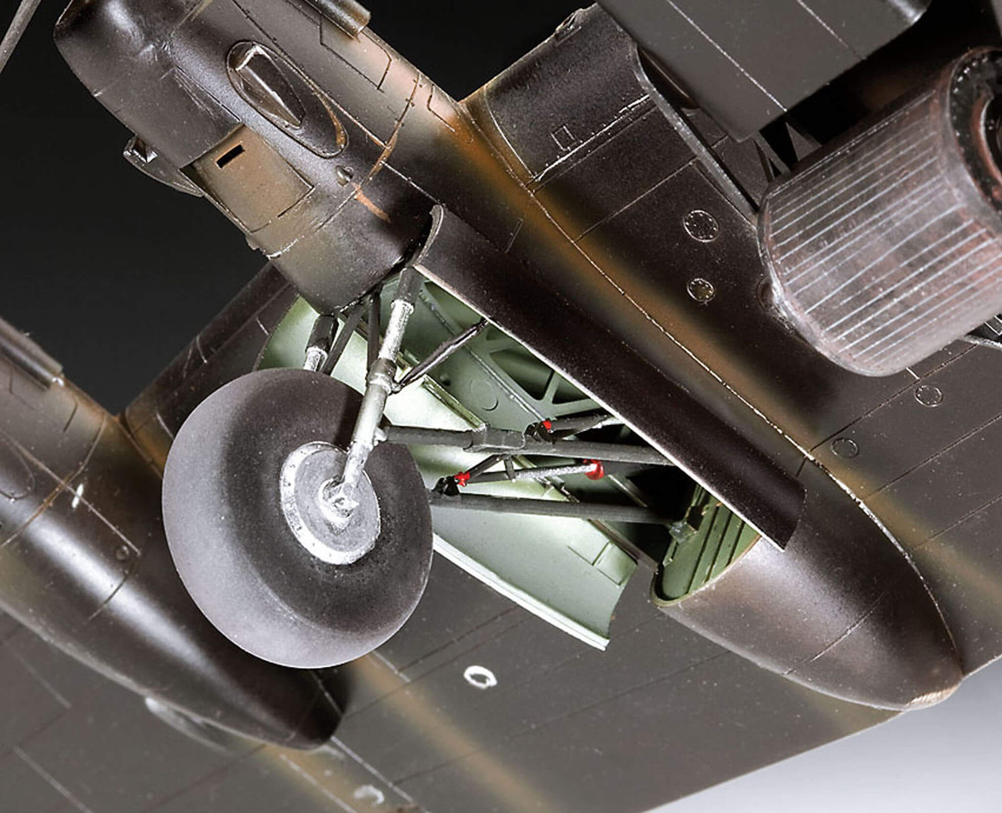 KIT PARA MONTAR REVELL AVIÃO LANCASTER B.III 